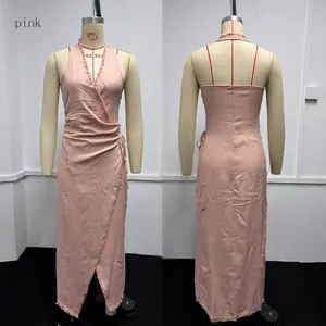 Detaillierte Vorder- und Rückansicht eines rosa tiefen V-Ausschnitt Halter-Boho-Kleides