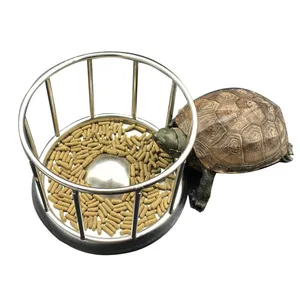 Detaillierte Nahaufnahme eines Futterautomaten für Schildkröten aus Edelstahl mit Schutzgitter