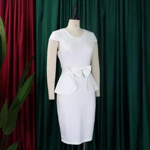 Detailansicht eines weißen Schößchen-Bleistiftkleids mit Schleifentaille an einer Puppe.