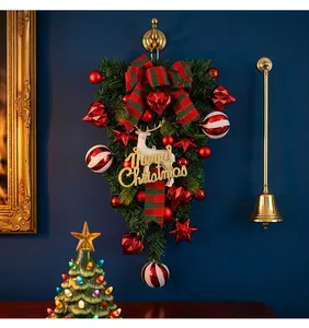 Elegante kerst teardrop swag met rendier, rode kerstballen en geruite strik