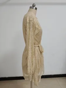 Vue de côté détaillée d'une mini-robe dorée à paillettes avec ceinture nouée.