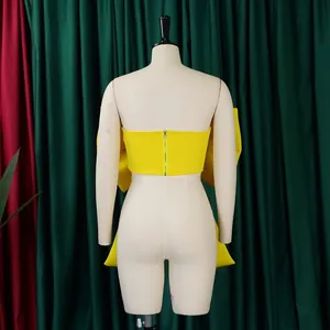Vista posteriore dettagliata di un top a fascia giallo da donna con grande fiocco e cerniera lampo