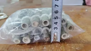 Vue détaillée des tubes en bambou pour l'échelle d'escalade des lézards avec un mètre ruban