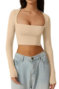 Vue détaillée d'un haut court beige à manches longues et col carré ajusté pour femme à la mode