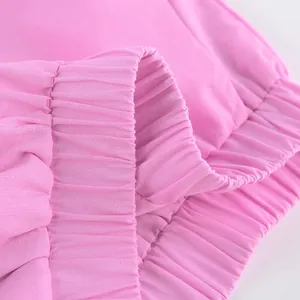 Gros plan sur la texture du tissu en coton rose sur le détail de la taille élastique