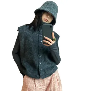 Ensemble chic gilet sans manches col montant en tricot bouclé et chapeau assorti