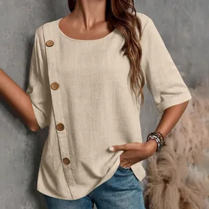 Vista dettagliata della blusa casual beige in cotone e lino con eleganti bottoni laterali
