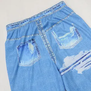 Vue détaillée de l'imprimé denim réaliste et des fausses poches sur le pantalon