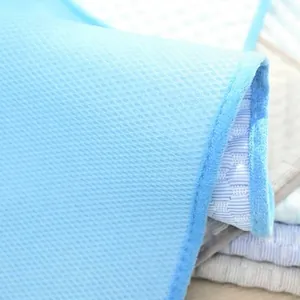 Detaillierte Nahaufnahme der atmungsaktiven 3D-Haustier-Kühlmatte mit Wabennetz-Textur
