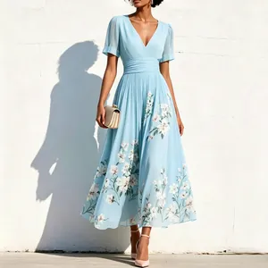 Robe longue bleu clair élégante avec col en V, jupe plissée et motifs floraux délicats.
