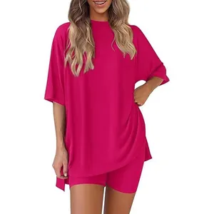 Set lounge 2 pezzi magenta da donna con t-shirt oversize e pantaloncini da ciclista