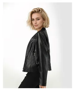 Seitenansicht einer hochwertigen, schmal geschnittenen schwarzen Motorradjacke für Damen