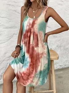 Robe d'été sans manches à imprimé tie-dye élégante, présentée devant un mur blanc