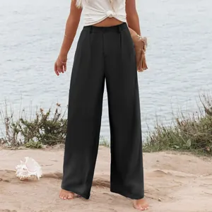 Eleganti pantaloni neri a vita alta e gamba larga da donna in una bella scena estiva