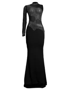 Detalle de vestido de noche ajustado negro con pedrería brillante y malla sexy