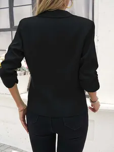 Vue arrière d'un blazer noir pour femme avec manches 3/4 froncées, style décontracté.
