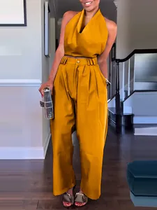 Modisches senfgelbes zweiteiliges Sommerset für Damen mit Neckholder-Top und weiter Hose