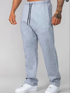 Vue détaillée d'un pantalon de jogging gris ample en coton mélangé pour hommes