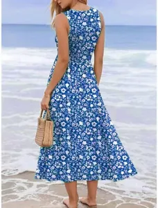 Rückansicht eines blauen ärmellosen Maxikleides mit Blumenmuster für den Strandurlaub