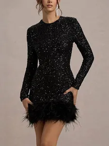 Ein elegantes schwarzes Langarm-Minikleid mit Pailletten und weichem Federbesatz.