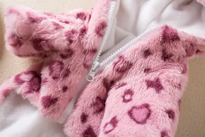 Dettaglio di cappotto zebrato rosa in ecopelliccia per animali con cerniera bianca