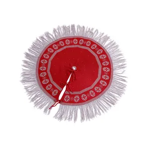Rote Weihnachtsbaumdecke mit weißen Schneeflockenmustern und grauen Fransen für Dekoration