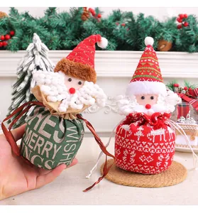 Feestelijke gebreide en jute kerstman kersttasjes met trekkoord voor kindercadeaus