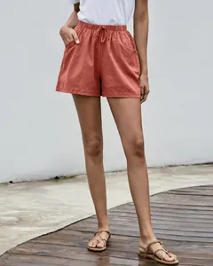 Vista detallada de pantalones cortos de lino rojo óxido con cordón en la cintura
