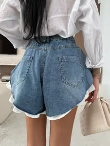 Vista posteriore dettagliata di pantaloncini di jeans a vita alta con bordo a volant
