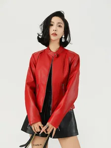 Veste courte en simili cuir rouge pour femme avec un design élégant à col montant