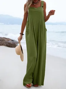 Mono casual verde de pierna ancha con sombrero de paja en una playa soleada