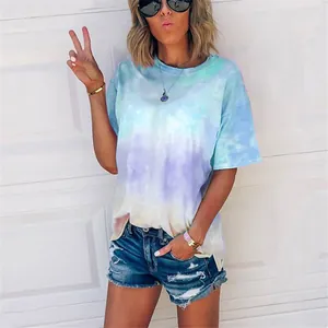 Detailansicht eines oversized Batik-T-Shirts mit Farbverlauf in Blau- und Lilatönen