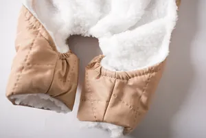 Nahaufnahme des warmen Fleecefutters und der elastischen Bündchen dieser Hundejacke