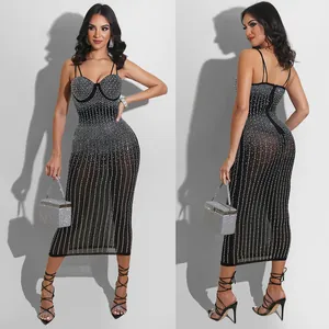 Vista frontale e posteriore di un abito midi bodycon nero senza maniche in mesh con strass.