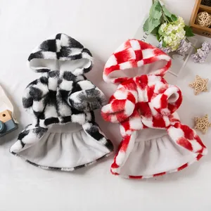 Detalles de vestidos de felpa con capucha a cuadros negros y rojos para mascotas