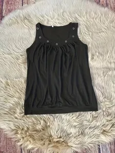 Schwarzes ärmelloses Damen-Top mit Faltenfront und Rundhalsausschnitt mit Metallösen