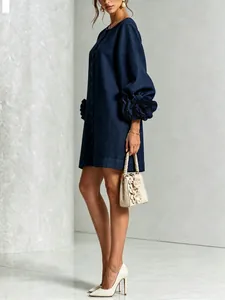 Elegantes französisches Kleid aus Baumwollleinen mit 3D-Blumen-Laternenärmeln in Dunkelblau