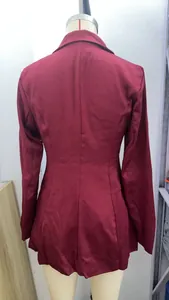 Vista posteriore di un elegante blazer bordeaux da donna per l'ufficio.