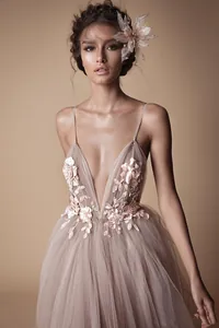 Detail eines eleganten Brautkleides mit 3D-Blumenstickerei und tiefem V-Ausschnitt