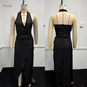 Vorder- und Rückseite eines schwarzen Neckholder-Sommerkleides mit V-Ausschnitt