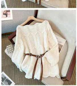Detaillierte Textur des weißen Lochstrickpullovers mit dekorativem braunem Ledergürtel
