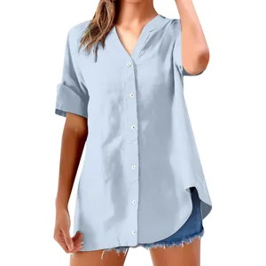 Casual lichtblauwe damesblouse met korte mouwen, opstaande kraag en knoopsluiting.