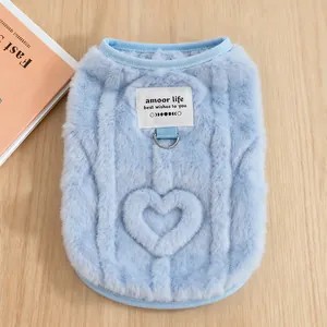 Primer plano del chaleco de felpa azul claro para mascotas con patrón de corazón.