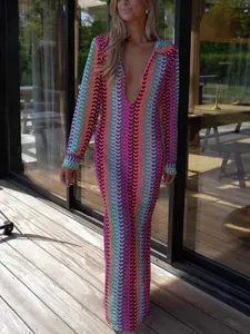 Abito lungo in maglia a maniche lunghe con profondo scollo a V e motivo a zig-zag da vacanza