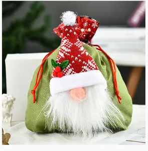 Nahaufnahme eines festlichen Weihnachtswichtel-Geschenkbeutels mit Strickmütze und weißem Bart.