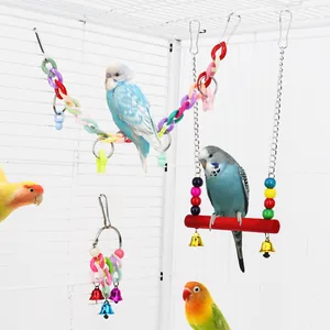 Detailansicht eines 13-teiligen Vogelspielzeug-Sets mit bunter Schaukel und Hängebrücke