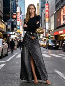 Moderne zwarte maxi spijkerrok met asymmetrische taille en hoge split straatstijl