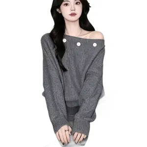 Elegante suéter de punto gris con hombros descubiertos, botones blancos y manga larga