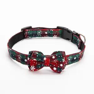 Collar navideño para mascotas con copos de nieve y pajarita de cuadros rojos y verdes