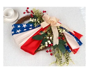 Detalle de corona del Día de la Independencia con bandera americana y lazo de yute